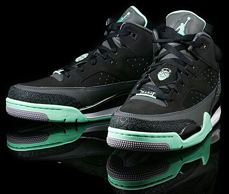 Nike Air Jordan 4 Negras (suela verde) - King Zapas
