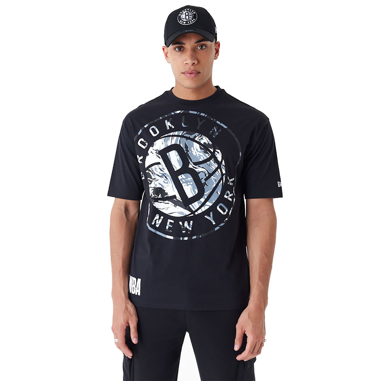 Ajouter au panier New Era NBA Brooklyn Nets All Over Print Infill Oversized T-Shirt New Era NBA Brooklyn Nets All Over Print Infill Oversized T-Shirt