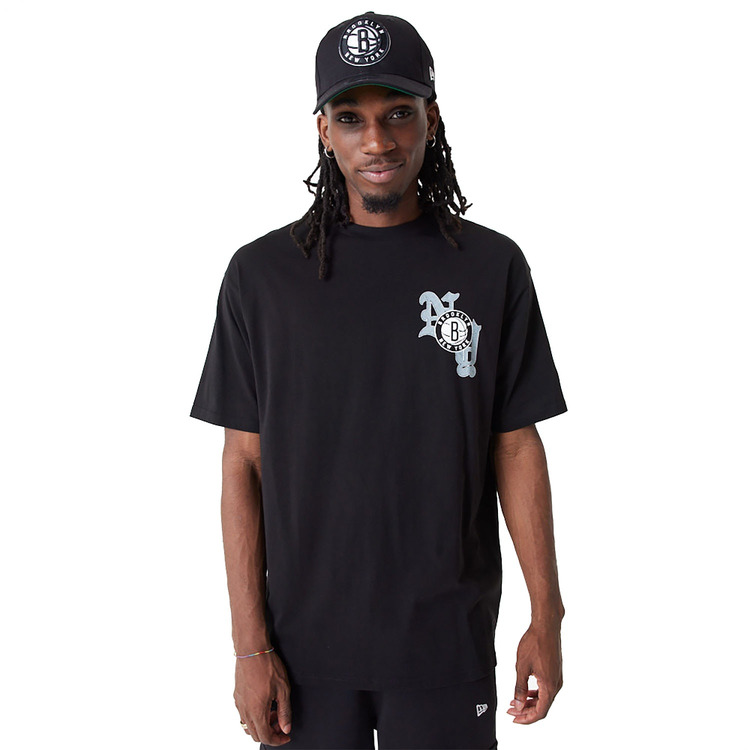Ajouter au panier New Era NBA Brooklyn Nets Team Graphic Oversized T-shirt New Era NBA Brooklyn Nets Team Graphic Oversized T-shirt