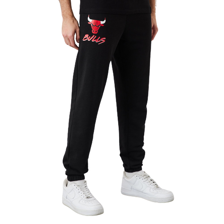 Ajouter au panier New Era NBA Chicago Bulls Script Logo Jogger "Black" New Era NBA Chicago Bulls Script Logo Jogger "Black"