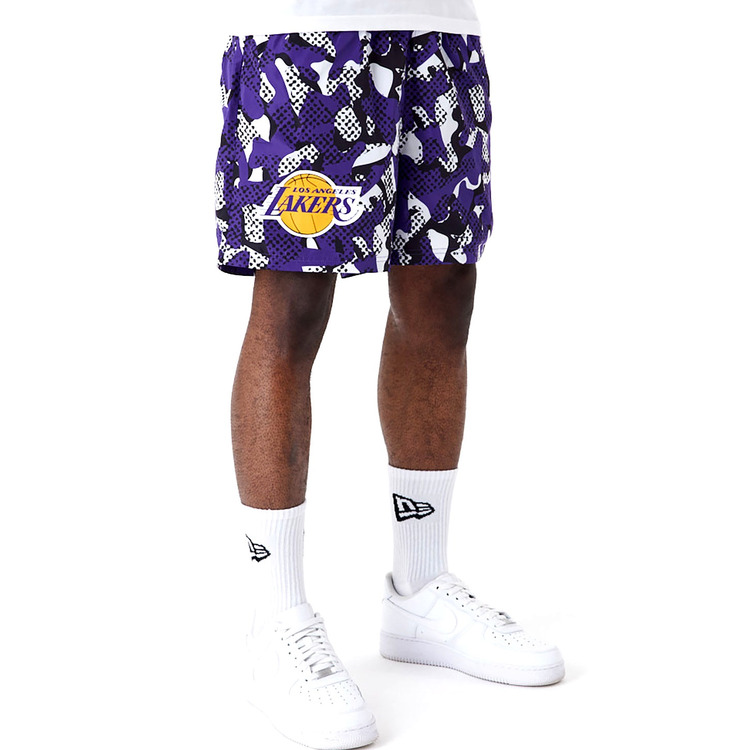 Ajouter au panier New Era NBA LA Lakers Team All Over Print Shorts New Era NBA LA Lakers Team All Over Print Shorts