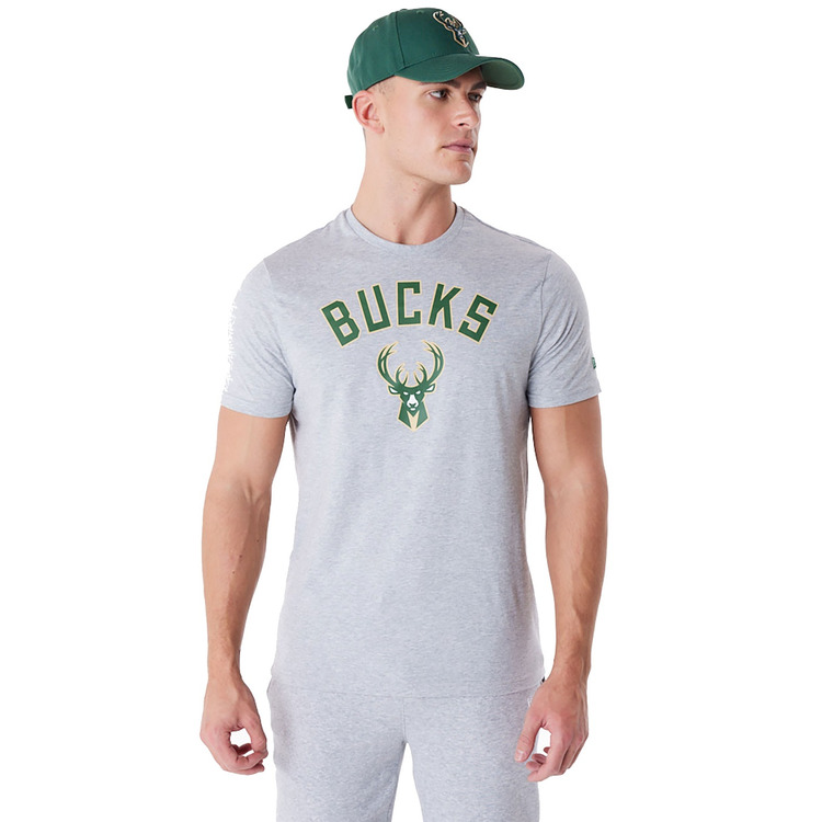 Ajouter au panier New Era NBA Milwaukee Bucks Regular T-Shirt "Grey" New Era NBA Milwaukee Bucks Regular T-Shirt "Grey"