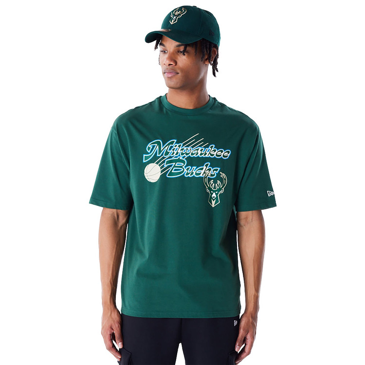 Ajouter au panier New Era NBA Milwaukee Bucks Script Oversized T-Shirt New Era NBA Milwaukee Bucks Script Oversized T-Shirt